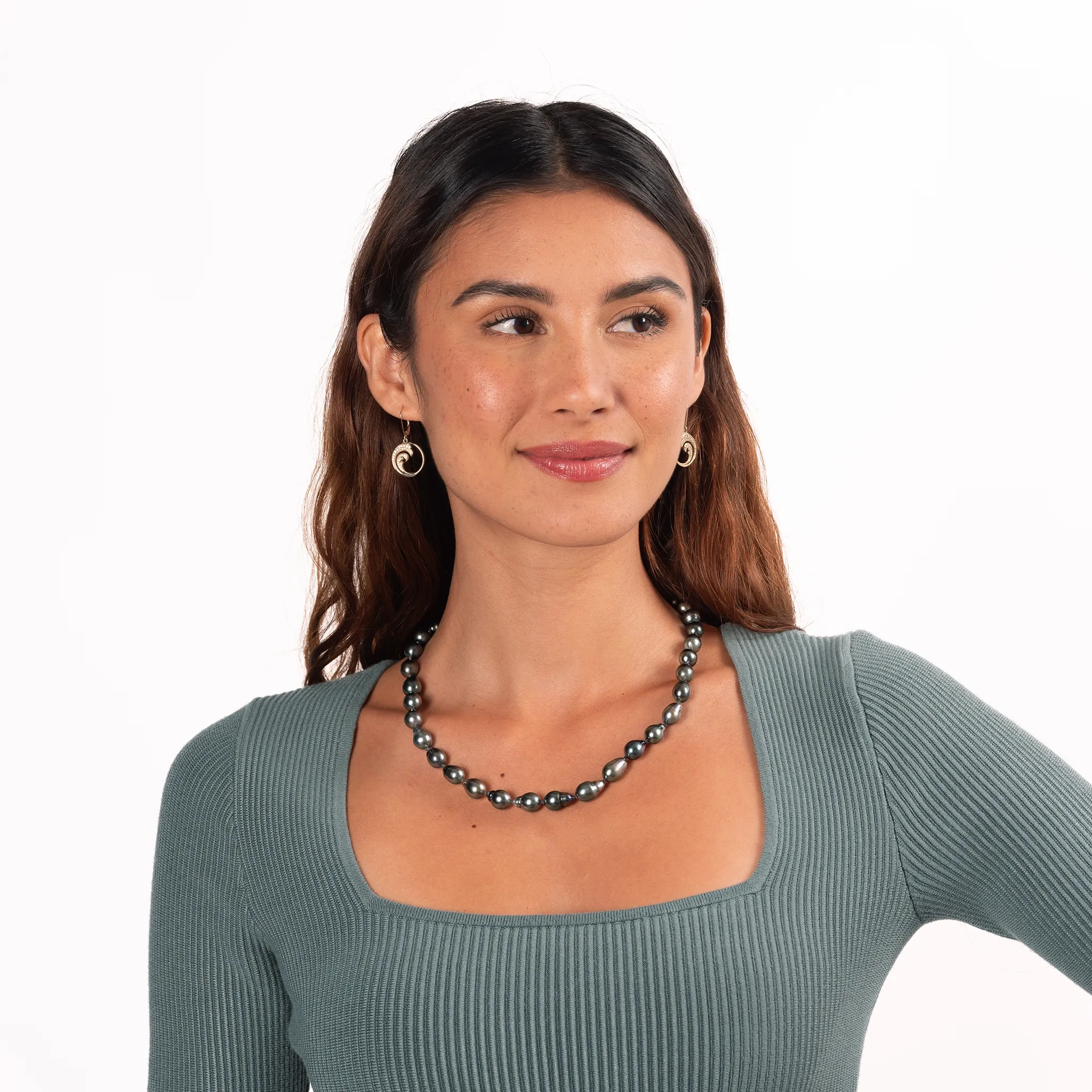 18-20&quot; Tahitian Black Pearl Strand with Gold Clasp - 8-10mm