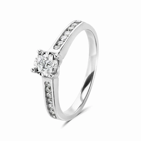 18ct Gold yellow gold illusion set round brilliant cut solitaire Diamond ring with Diamond shoulders texture-diamond  