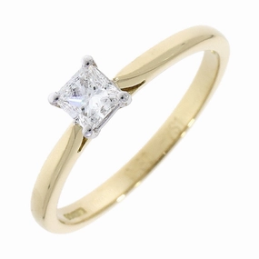 18ct Gold yellow gold princess cut Diamond soliatire 4 claw set ring texture-diamond  