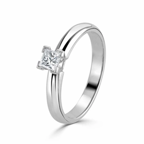 18ct White Gold 4 Claw Princess Cut Solitaire Diamond Ring texture-diamond  