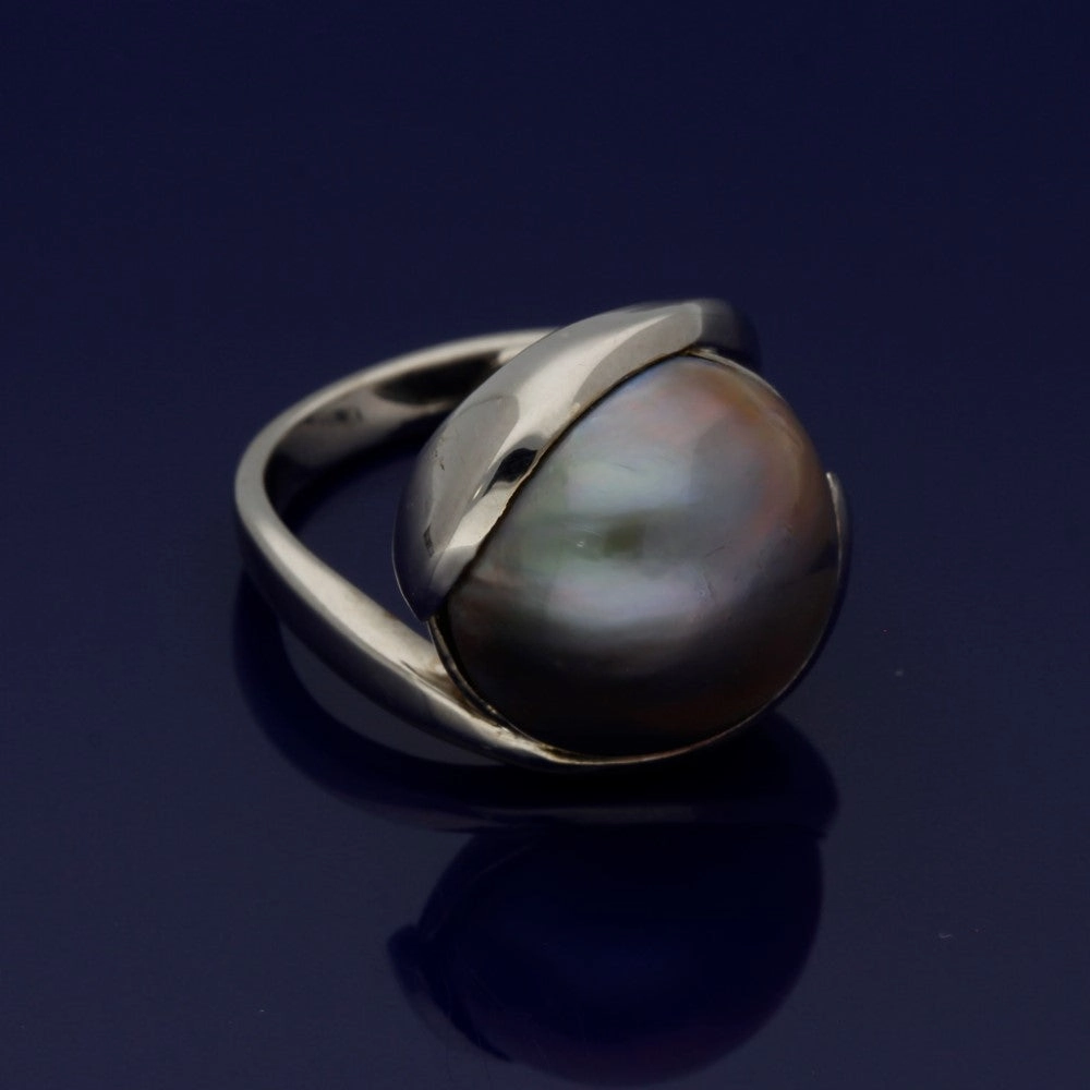 18ct White Gold Large Grey Mab Pearl Ring