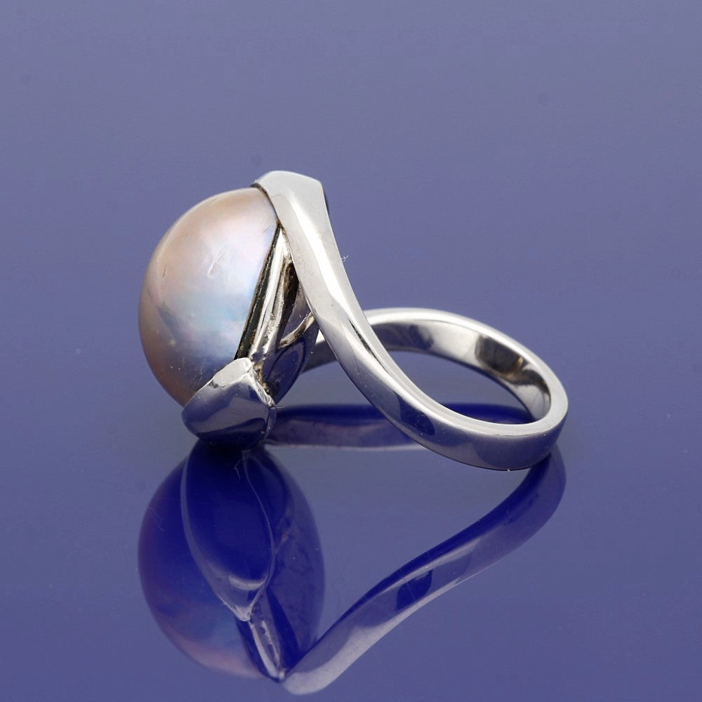 18ct White Gold Large Grey Mab Pearl Ring