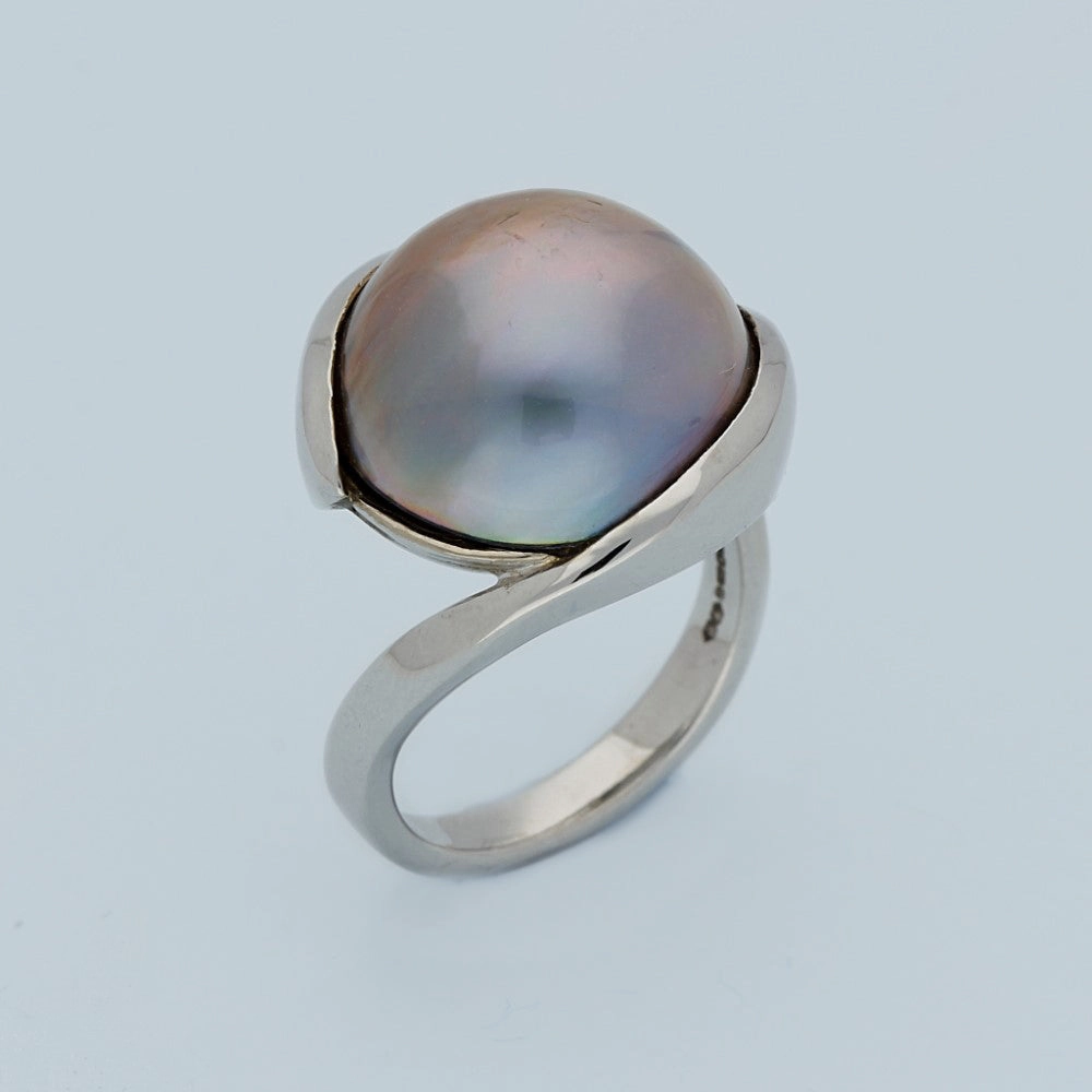 18ct White Gold Large Grey Mab Pearl Ring