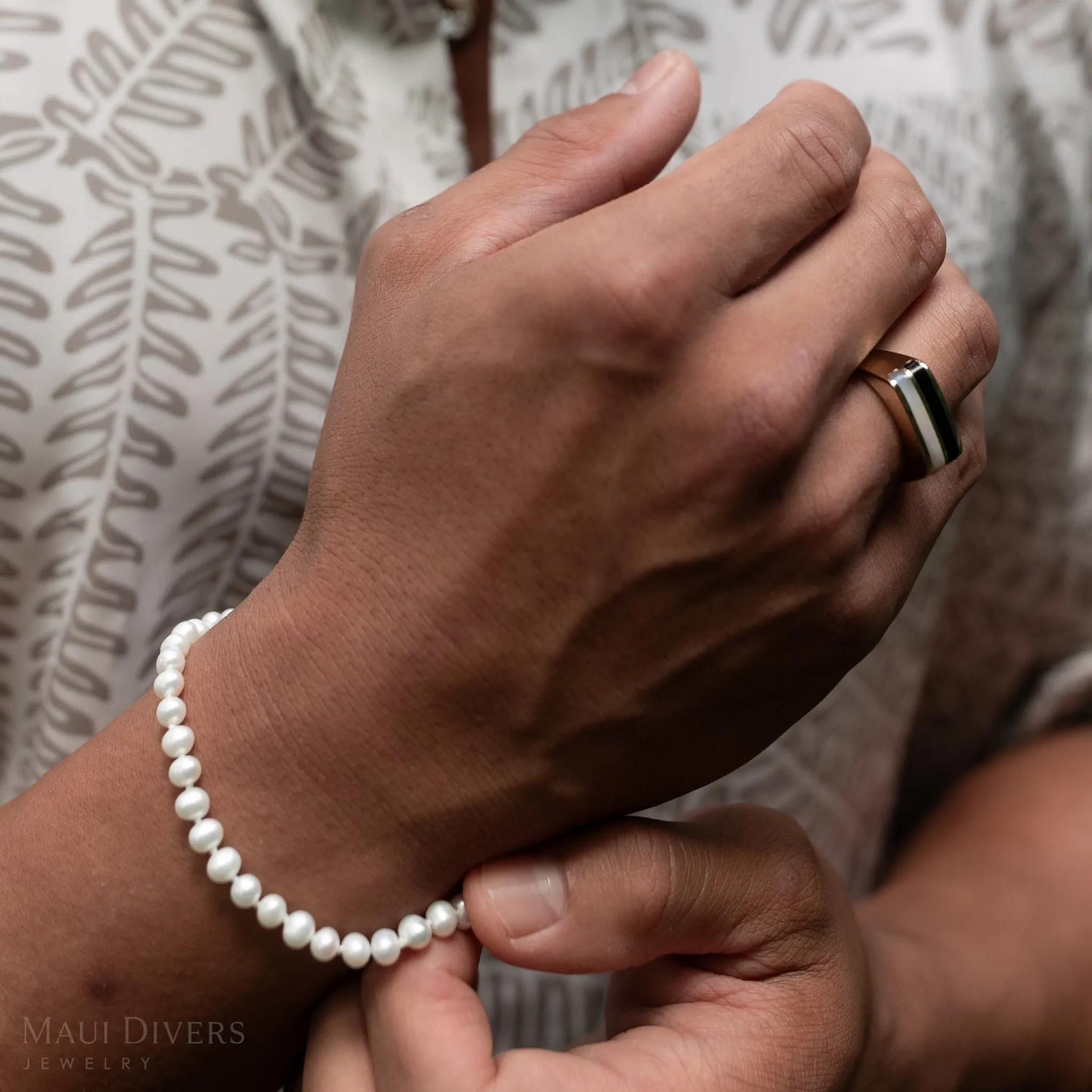 7.5-9&quot; Adjustable White Freshwater Pearl Bracelet in Gold - 4.5-5mm