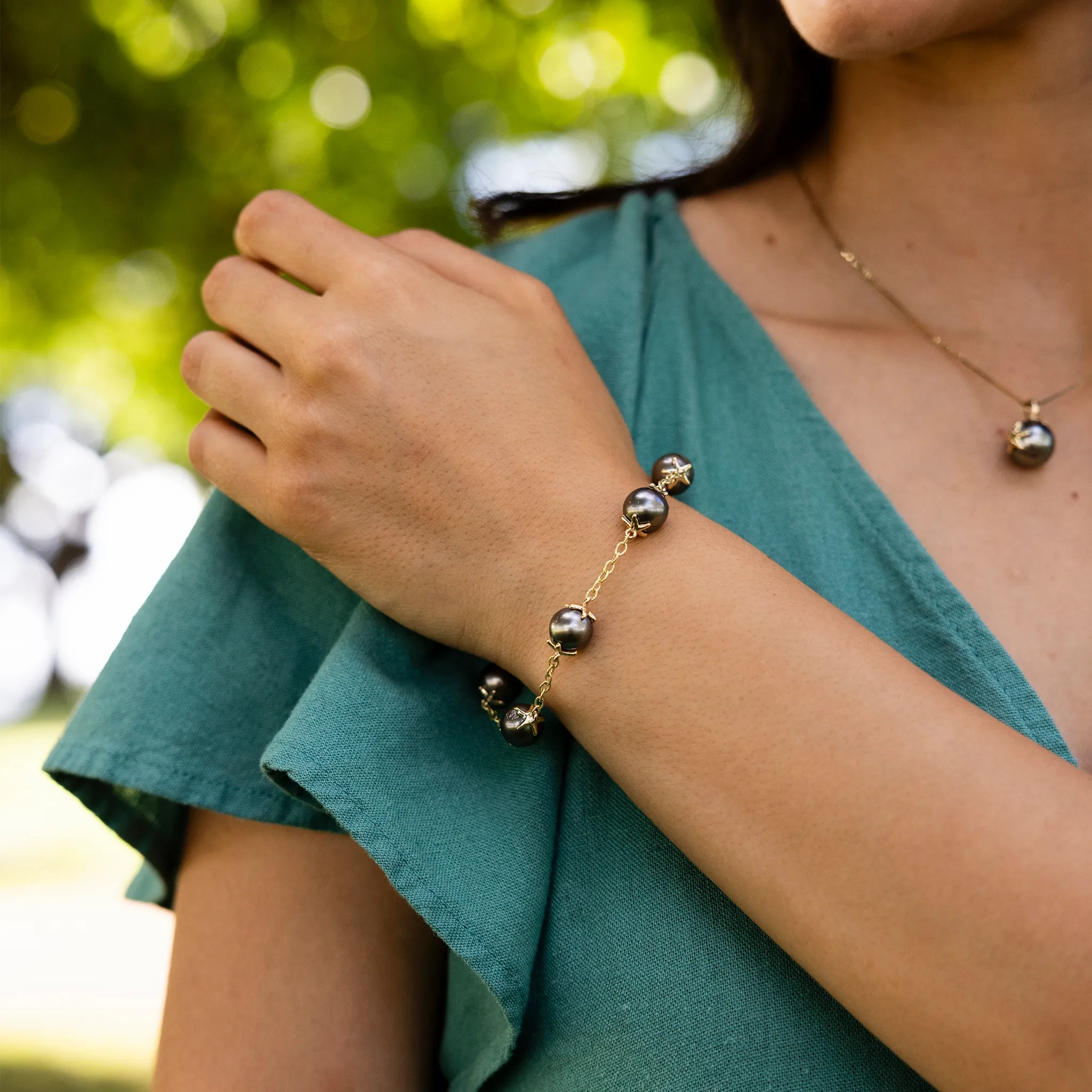 7-8.25&quot; Adjustable Reefs Starfish Tahitian Black Pearl Bracelet in Gold - 10-11mm