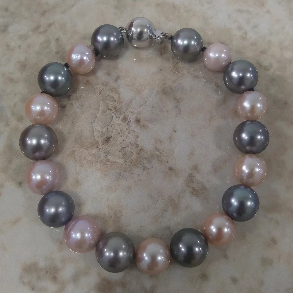 8-10mm Grey Tahitian Pearls and Pink Freshwater Pearl Bracelet texture-pearl  