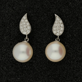 8.5-9mm White Akoya Pearl & Diamond 18ct Earrings texture-pearl  