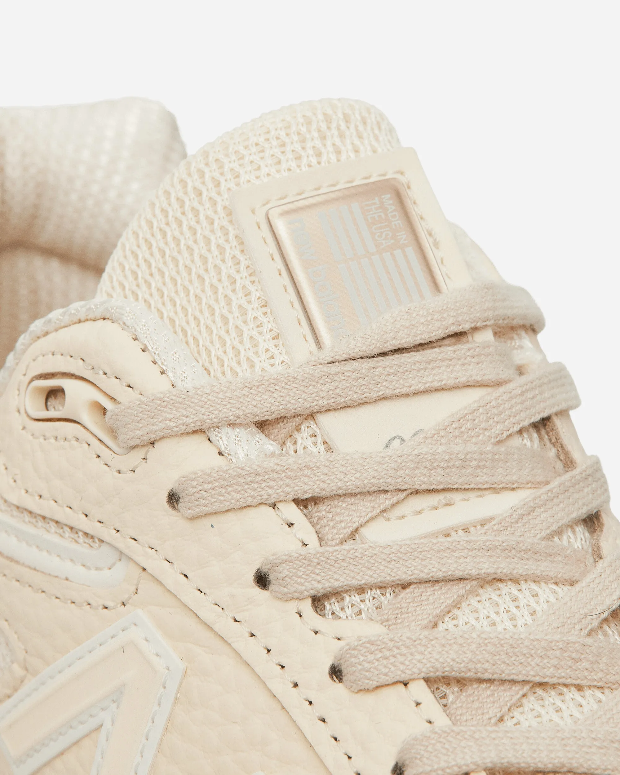 990v4 Sneakers Macadamia-Nuss / Morchel