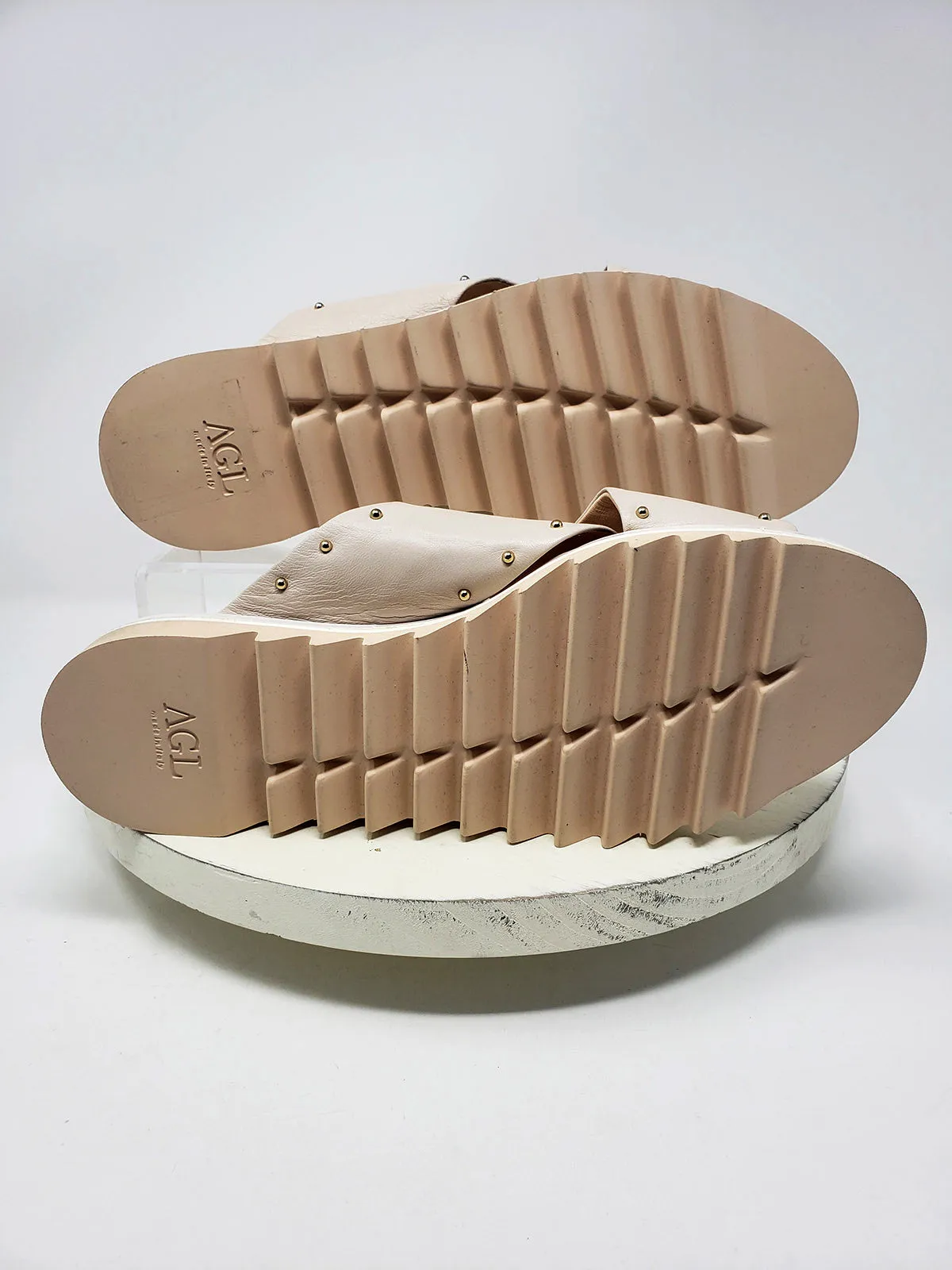 AGL Größe 9.5 (39.5) Beige Sandalen mit Nieten NWOB