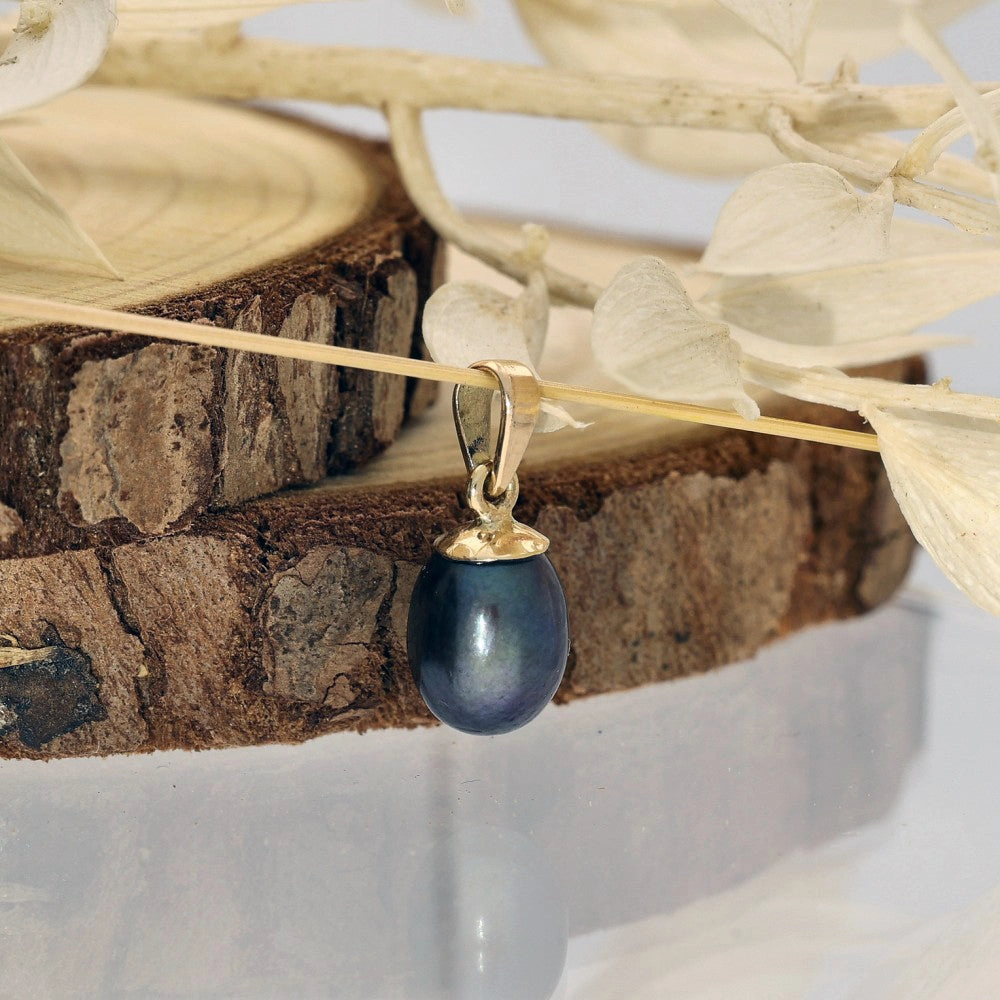 Black Teardrop Freshwater Pearl 9ct Yellow Gold Pendant texture-pearl  