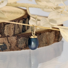 Black Teardrop Freshwater Pearl 9ct Yellow Gold Pendant texture-pearl  