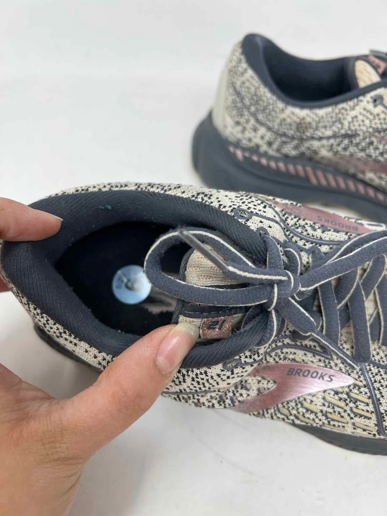 Brooks Größe 6 Beige/Grau Druck AS IS Schuhe Sneakers