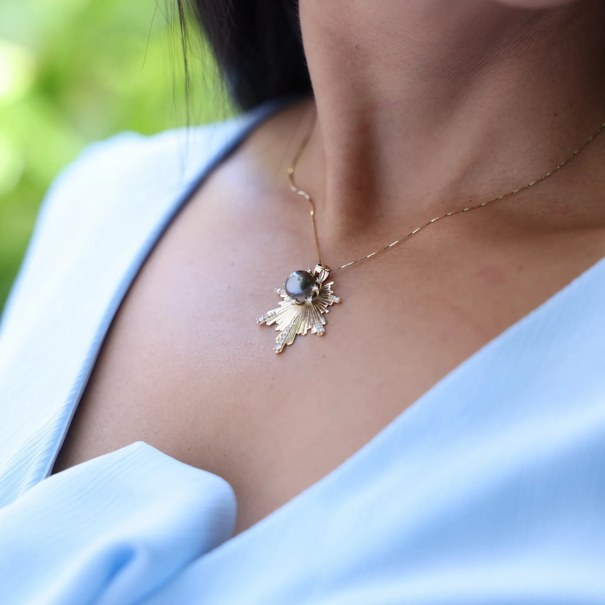 E Ho???la Tahitian Black Pearl Pendant in Gold with Diamonds - 27mm