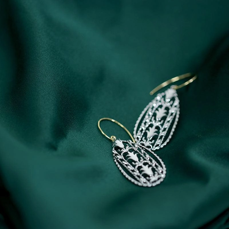 Exquisite Hollow 925 Silver Color Separation Eardrop With High Sense