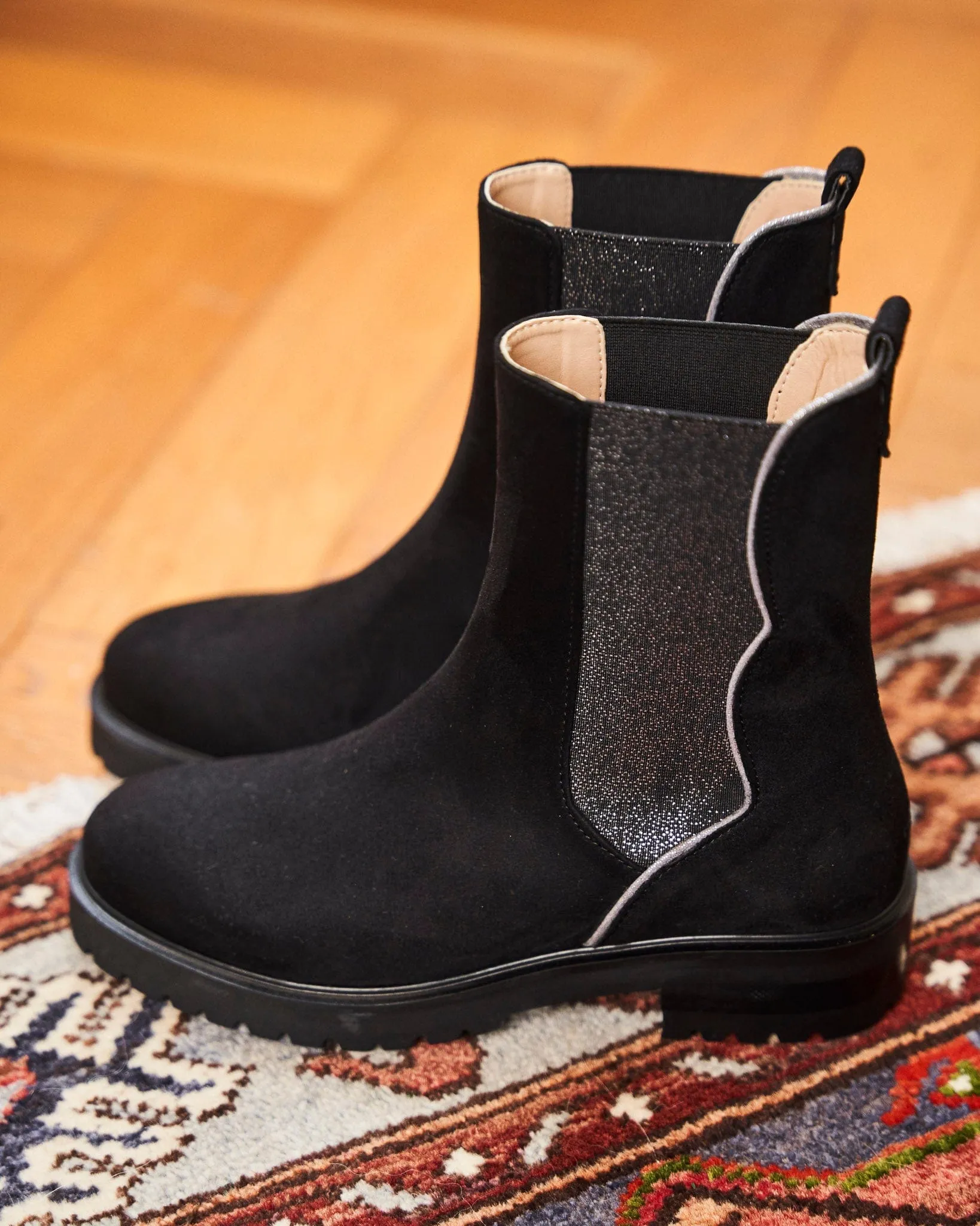 Vergängliche Recycelte Vegane Wildleder Chelsea Stiefel | Schwarz