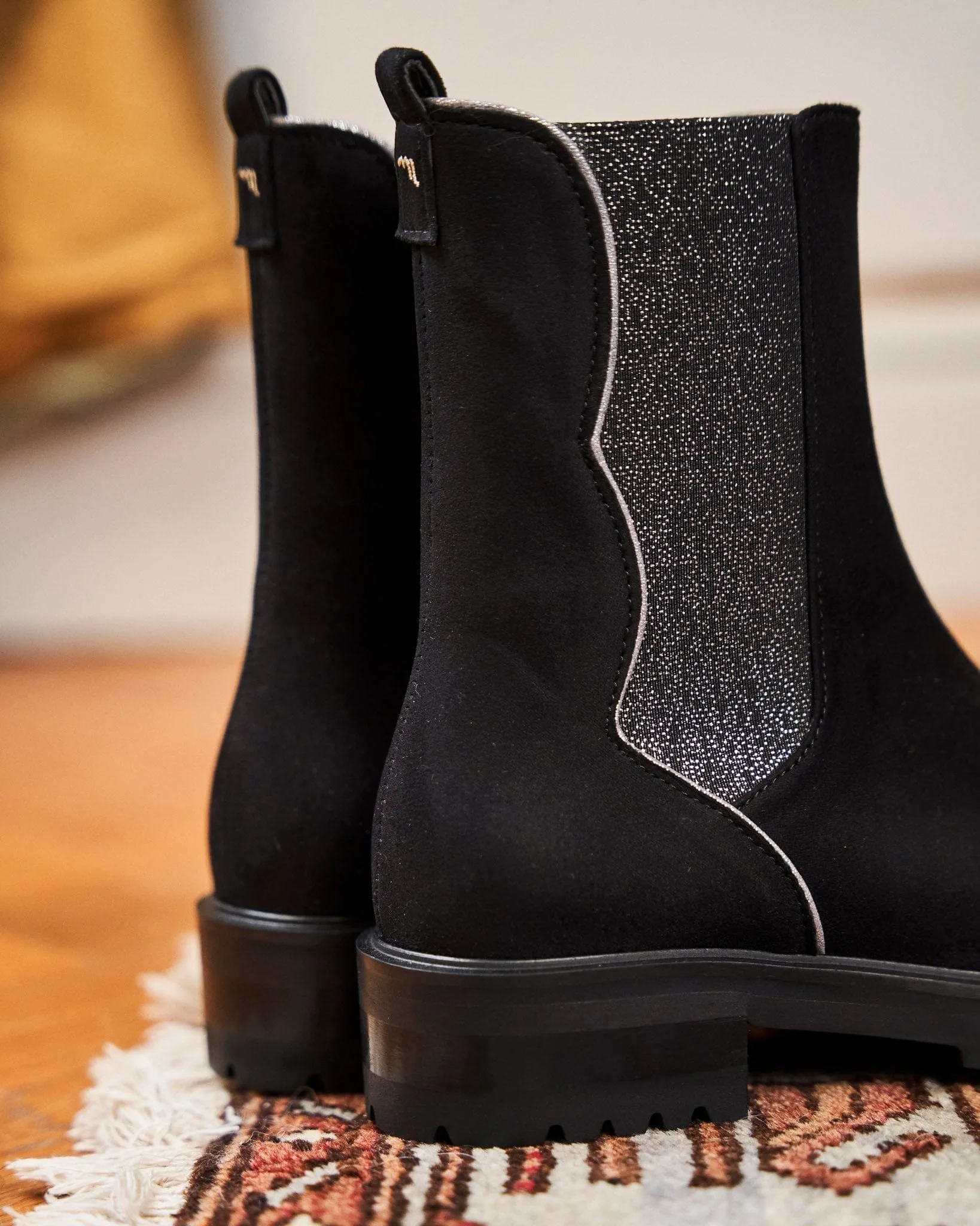 Vergängliche Recycelte Vegane Wildleder Chelsea Stiefel | Schwarz