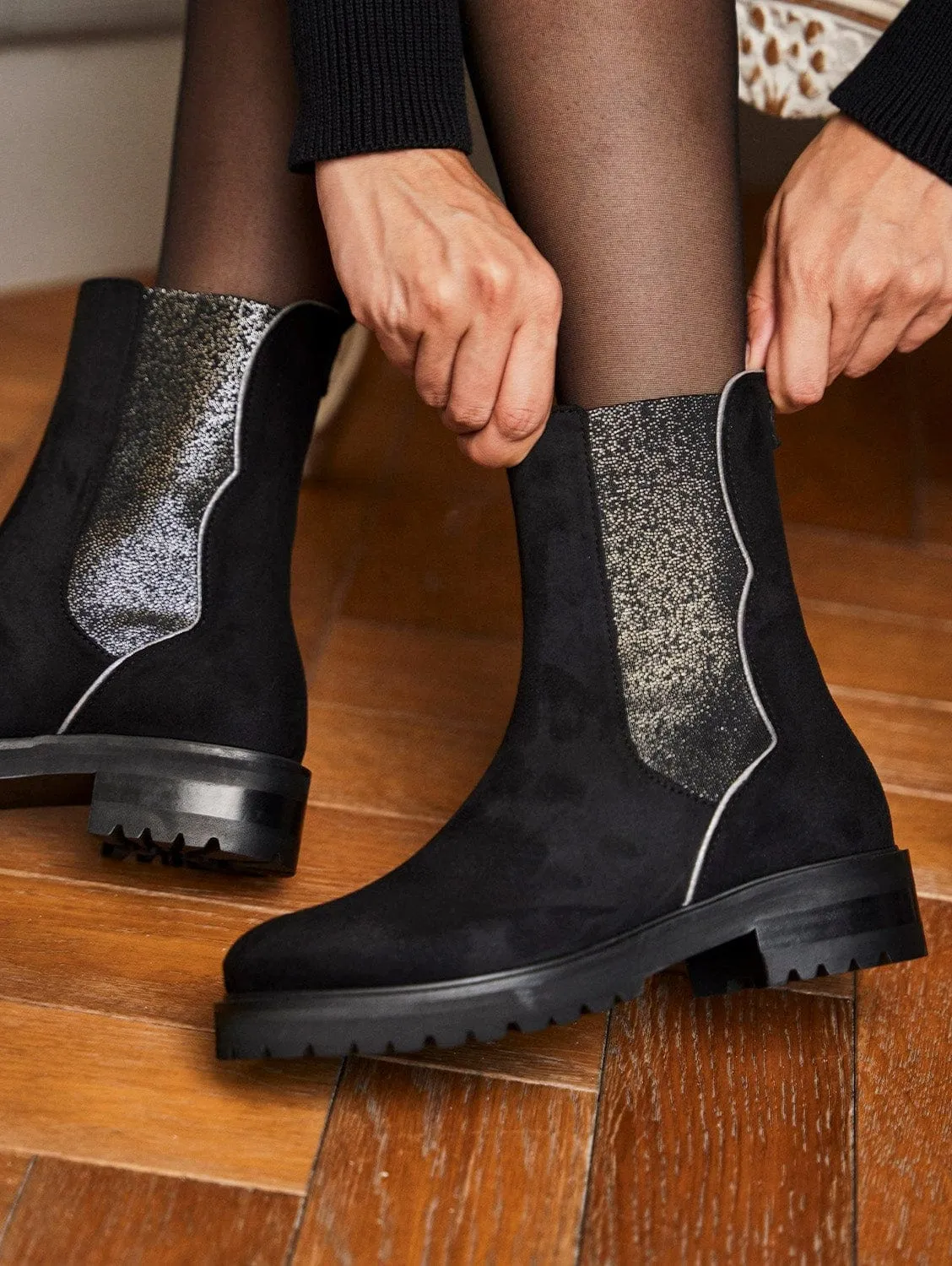 Vergängliche Recycelte Vegane Wildleder Chelsea Stiefel | Schwarz