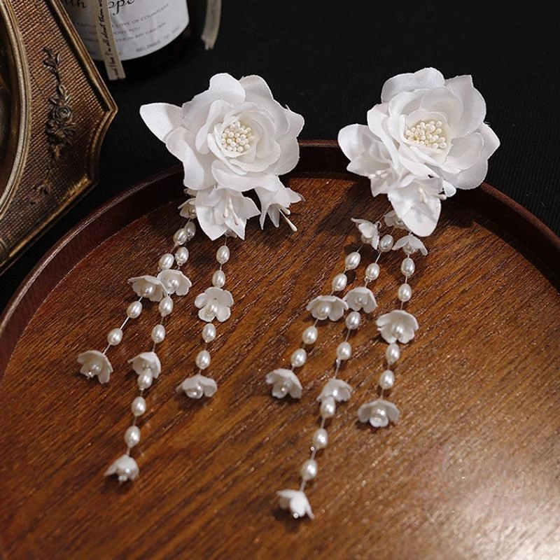 French Satin Three-dimensional Camellia Beaded Lily Of The Valley Bud Ear Clip 