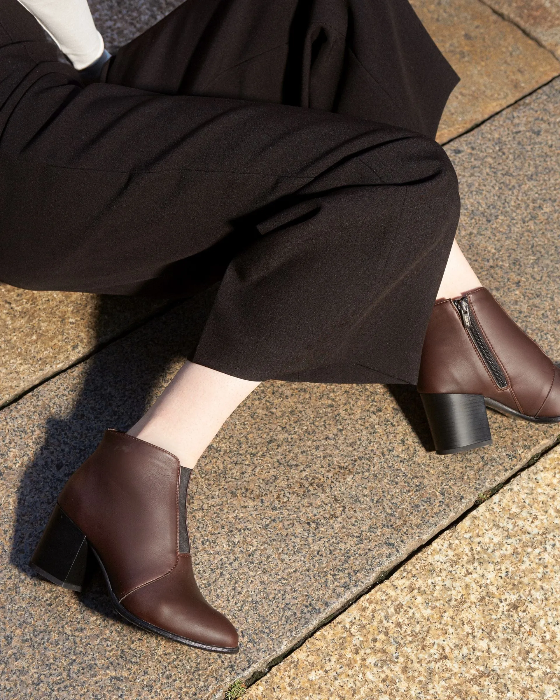 Hana Vegan Leder Stiefeletten mit Absatz | Schokolade