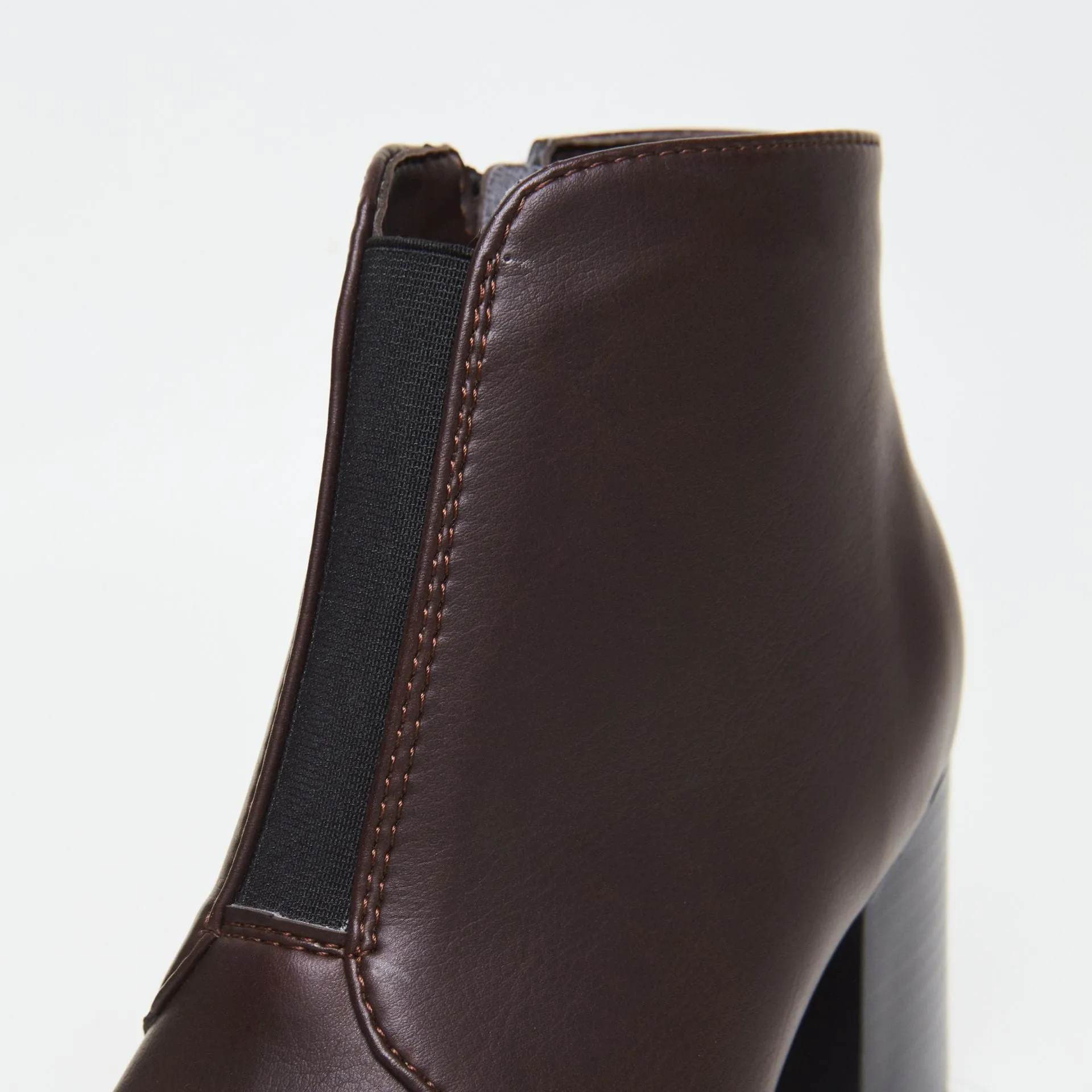 Hana Vegan Leder Stiefeletten mit Absatz | Schokolade