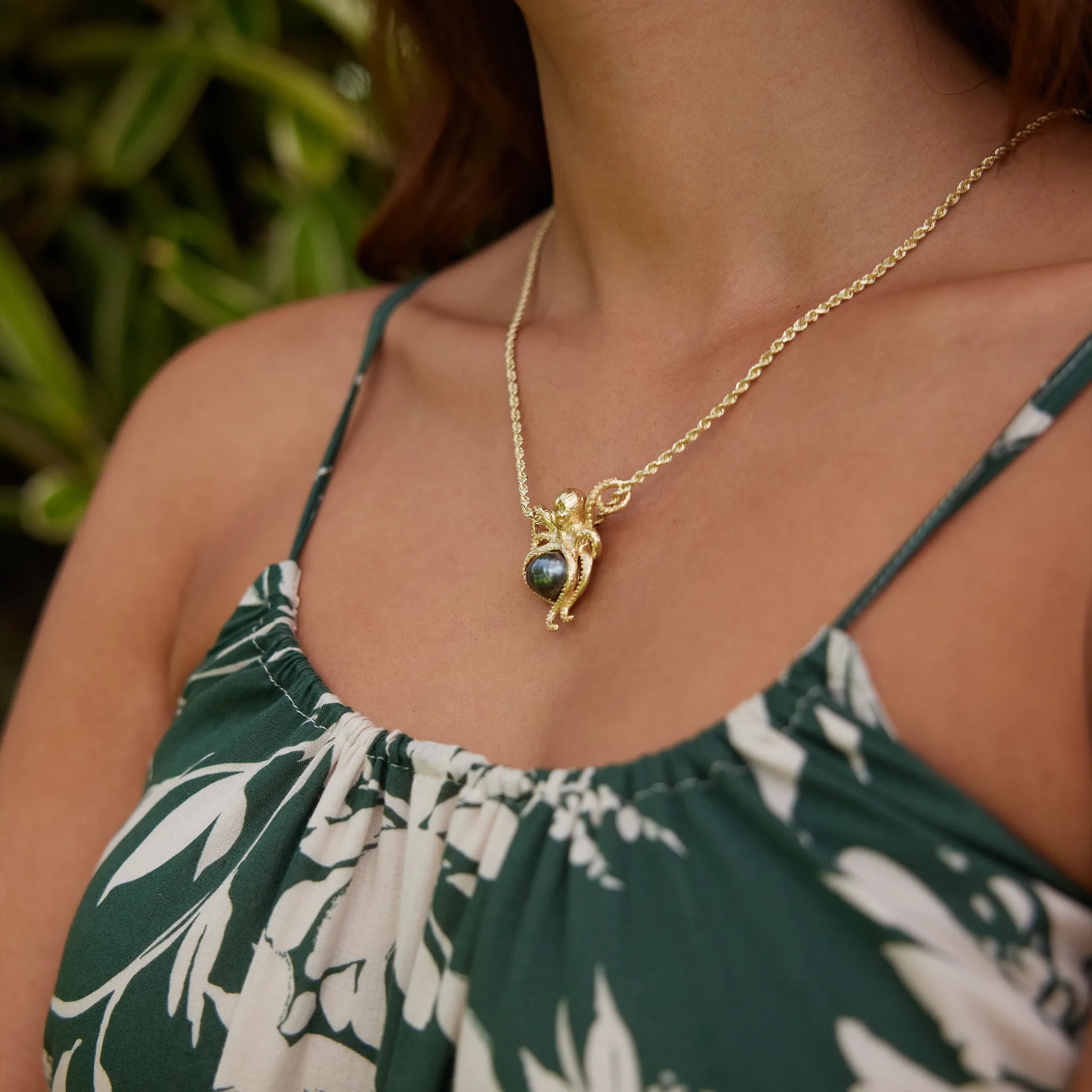 He?e (Octopus) Tahitian Black Pearl Pendant in Gold - 10-11mm