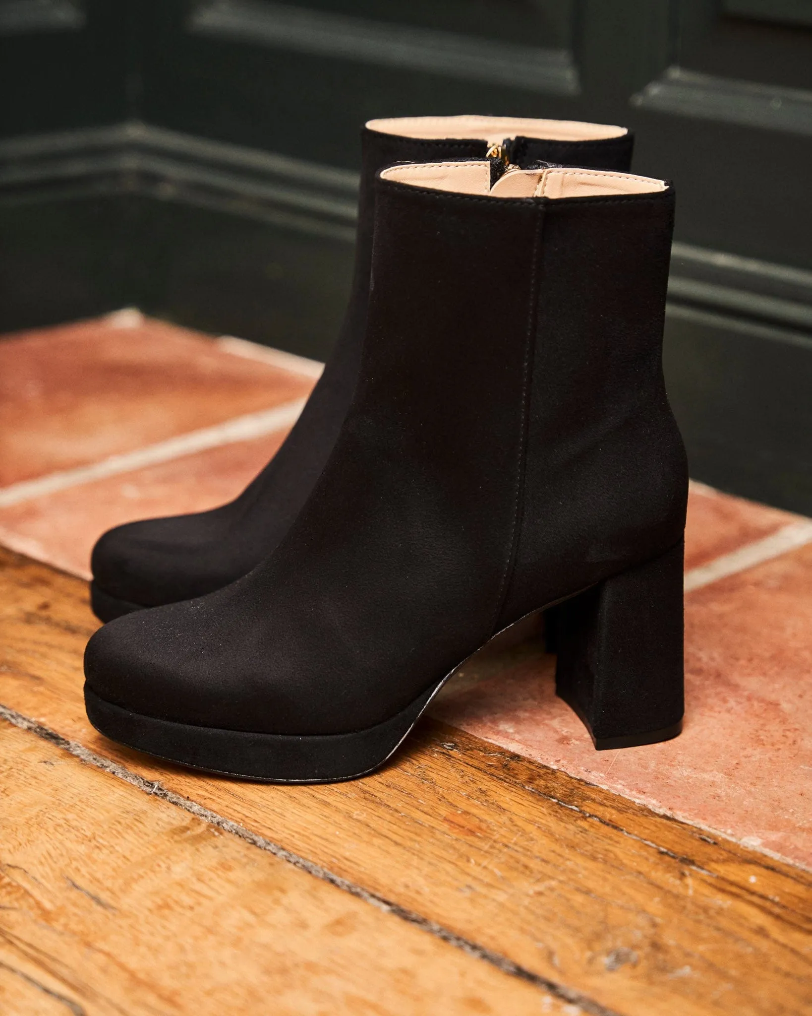 Index Vegan Wildleder Stiefel mit Absatz | Schwarz