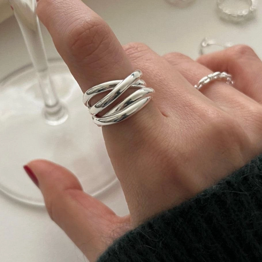 Irregular Highlight Line Crossing Ring 