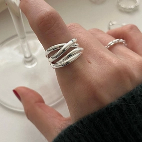 Irregular Highlight Line Crossing Ring 