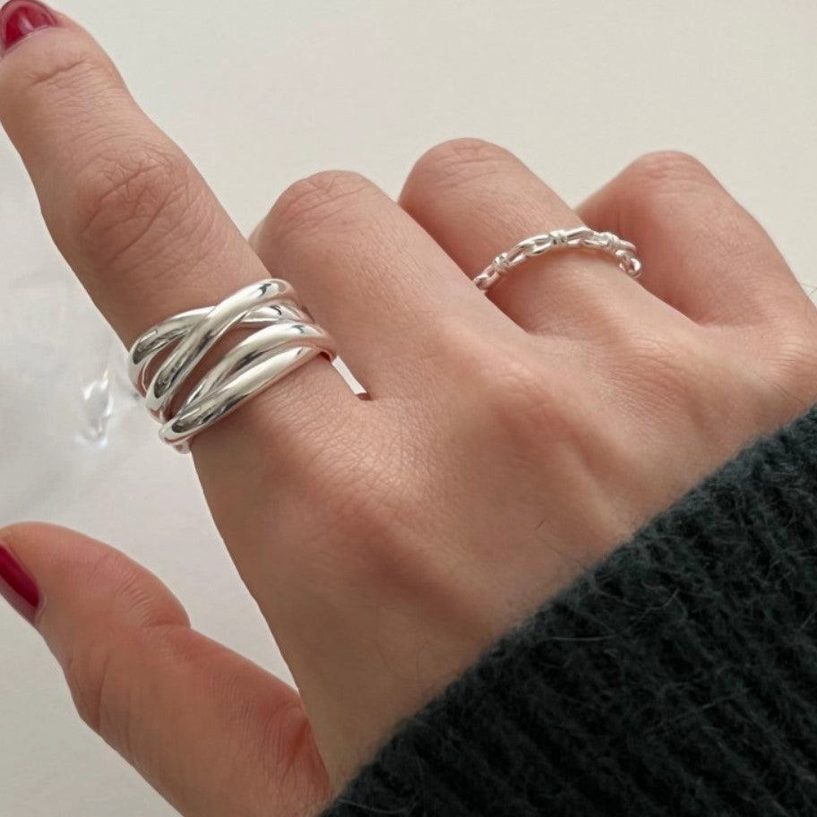 Irregular Highlight Line Crossing Ring