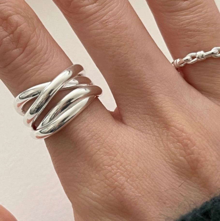 Irregular Highlight Line Crossing Ring