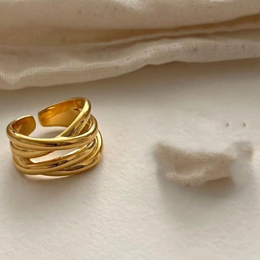 Irregular Highlight Line Crossing Ring