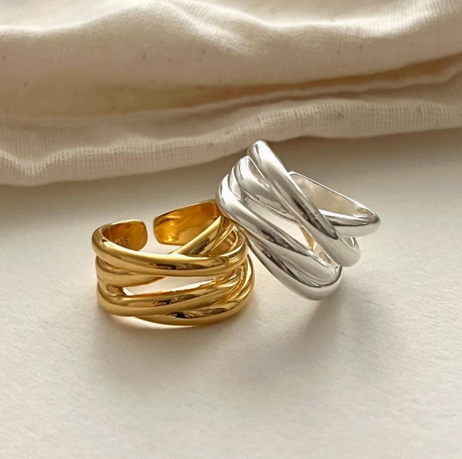 Irregular Highlight Line Crossing Ring