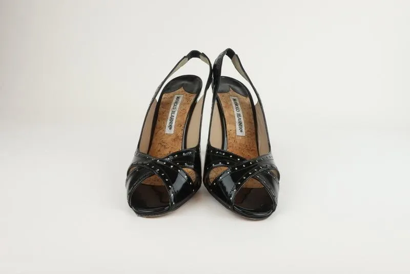 Manolo Blahnik Slingback Sandalen Schwarz Perforiertes Lackleder Größe 38.5 Peeptoe Pumps