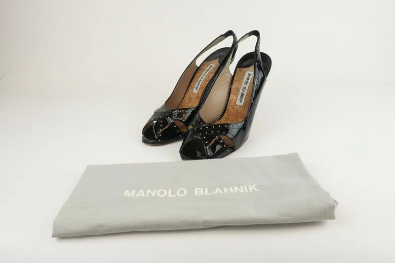 Manolo Blahnik Slingback Sandalen Schwarz Perforiertes Lackleder Größe 38.5 Peeptoe Pumps