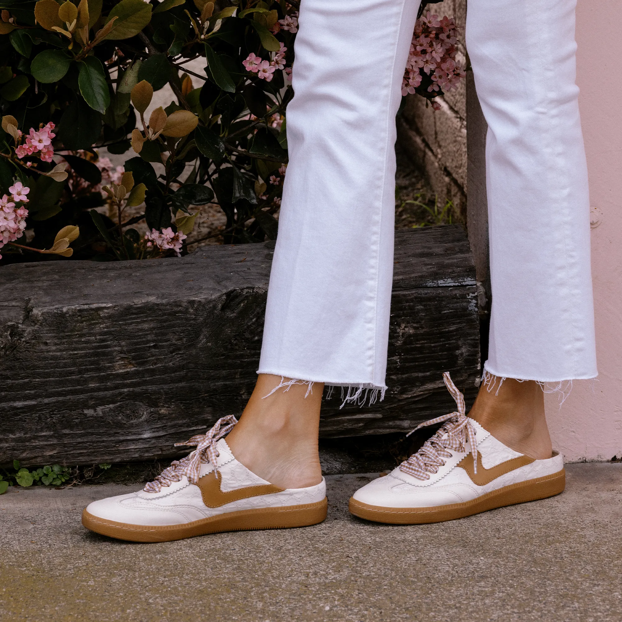 HINWEIS SLIDE SNEAKERS WEIß ROSA ÖSEN