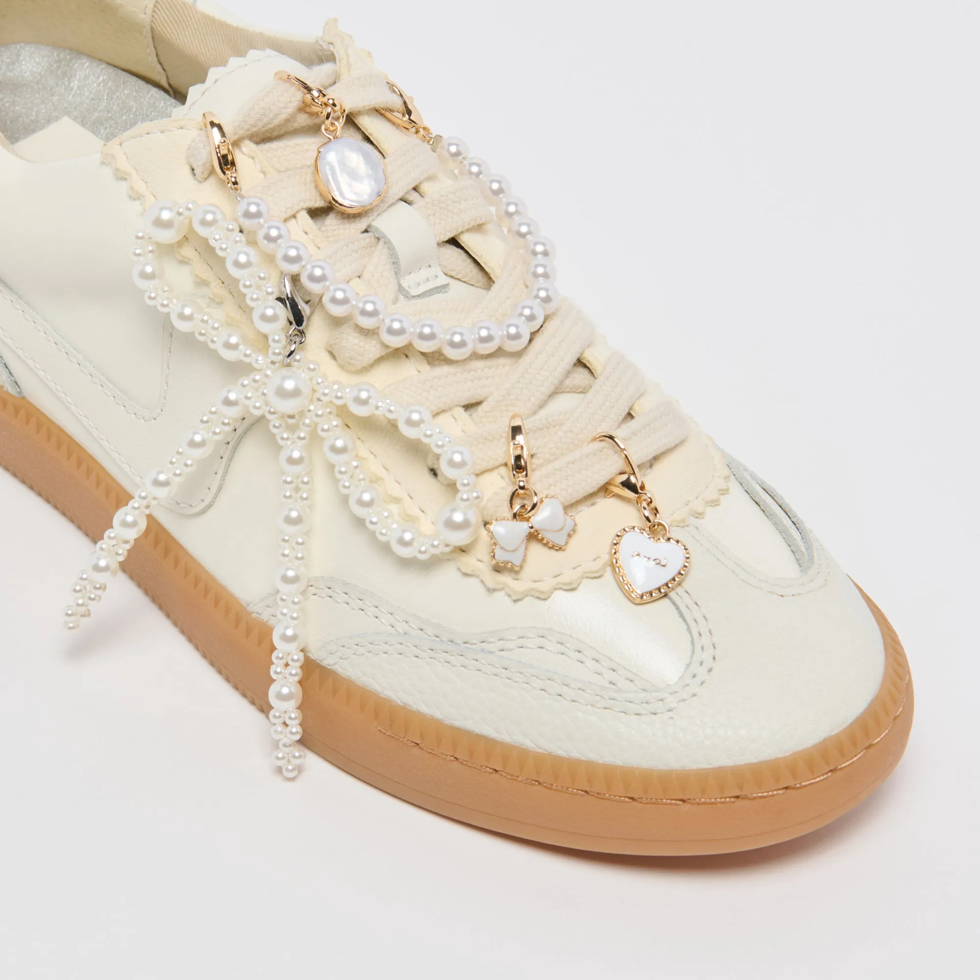 NOTICE SNEAKERS WEIß   PERLEN CHARM BUNDLE
