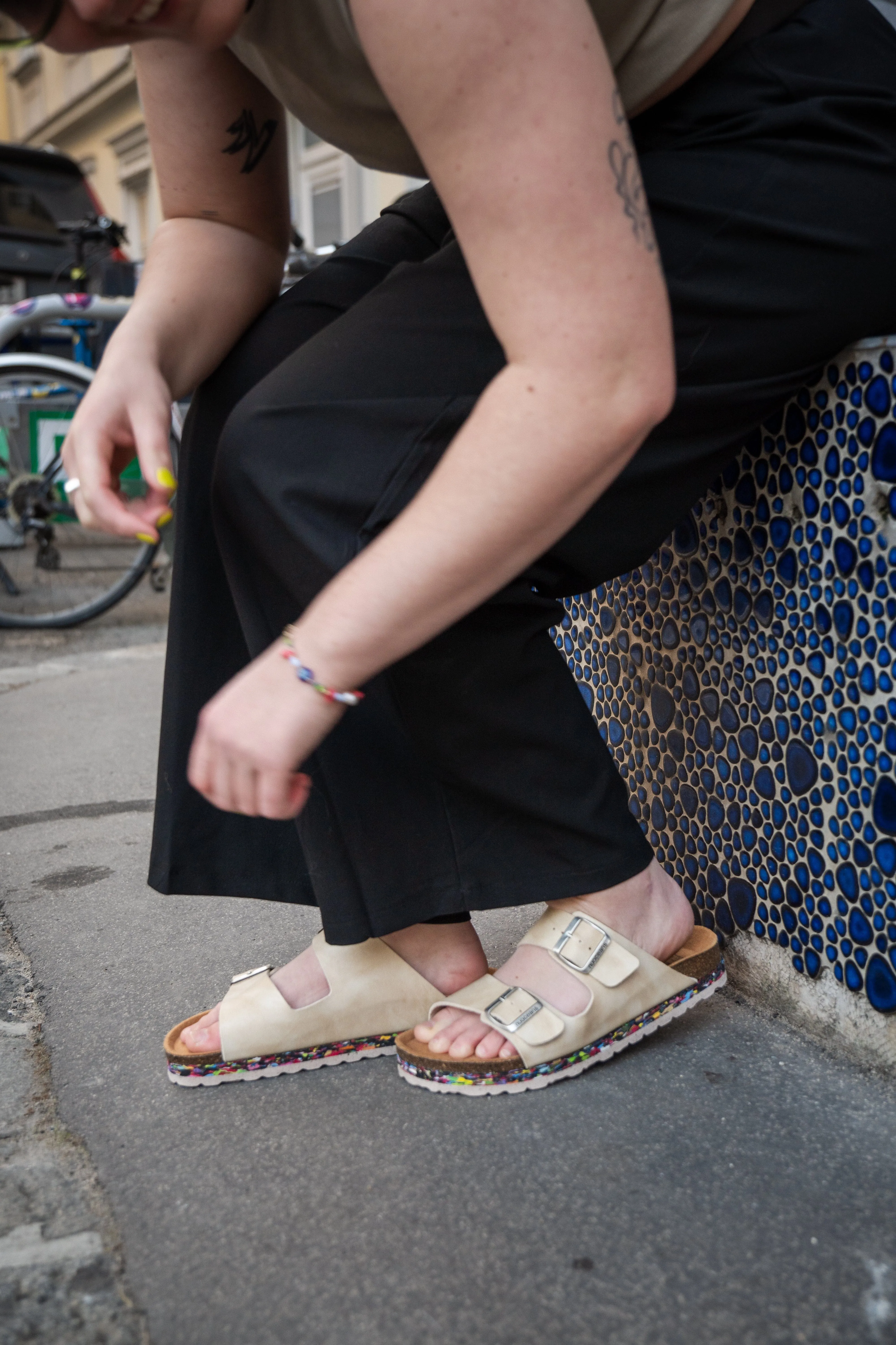 Nuo Recycelte Flipflop & Kork Sandalen mit Schnalle | Pebble