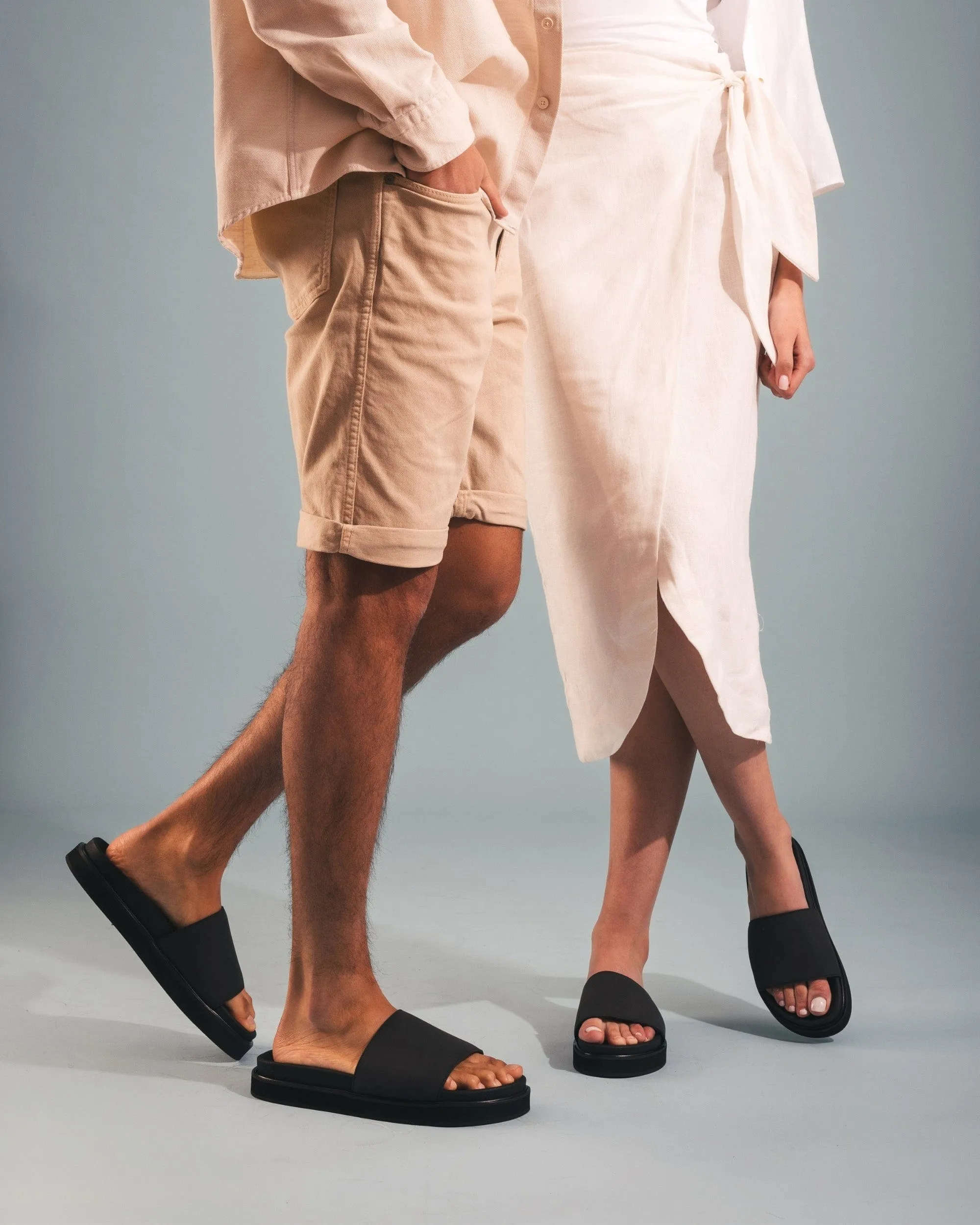 Okina Unisex Vegane Mikrofaser-Sandalen mit breitem Träger und Plateauabsatz | Schwarz