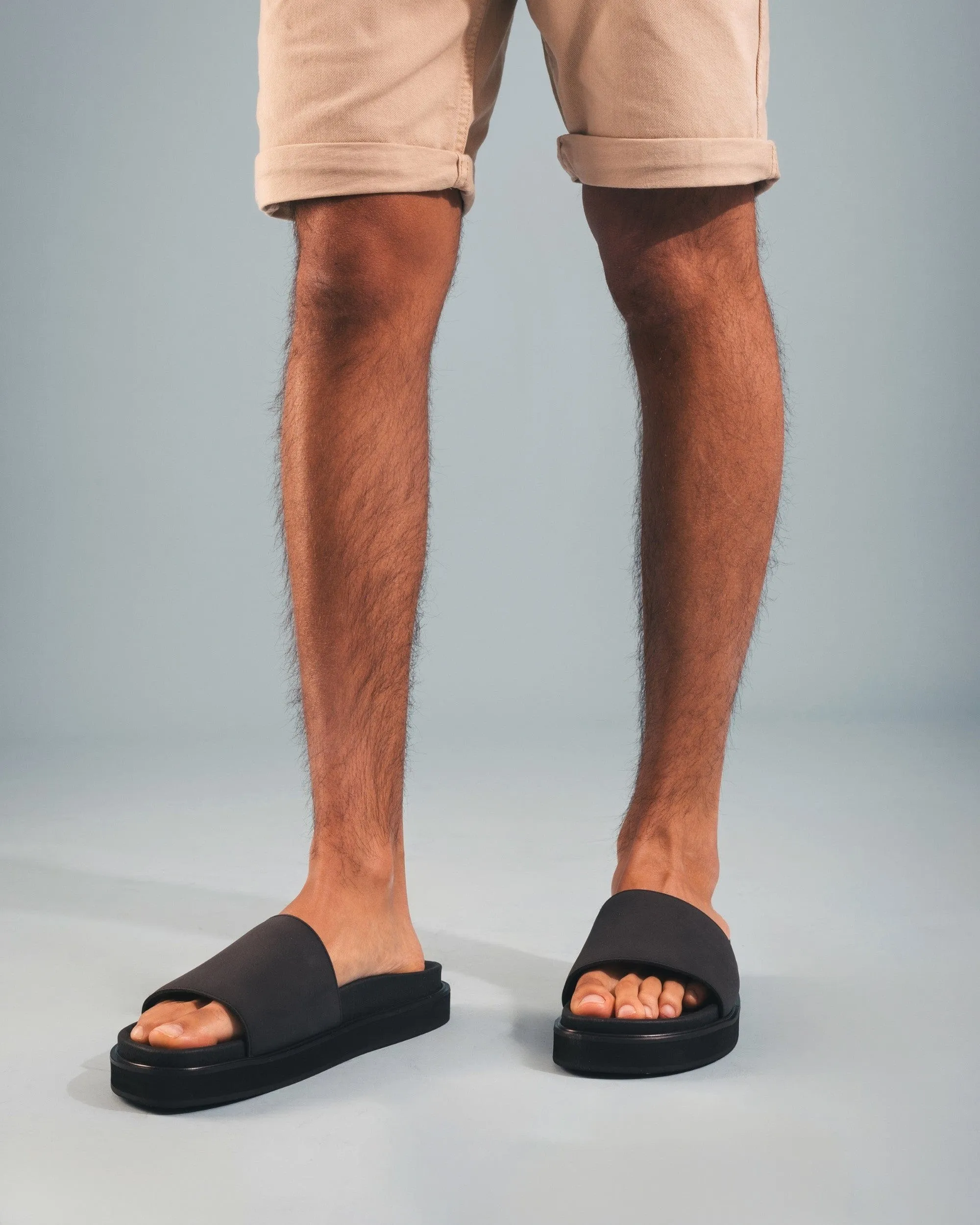 Okina Unisex Vegane Mikrofaser-Sandalen mit breitem Träger und Plateauabsatz | Schwarz