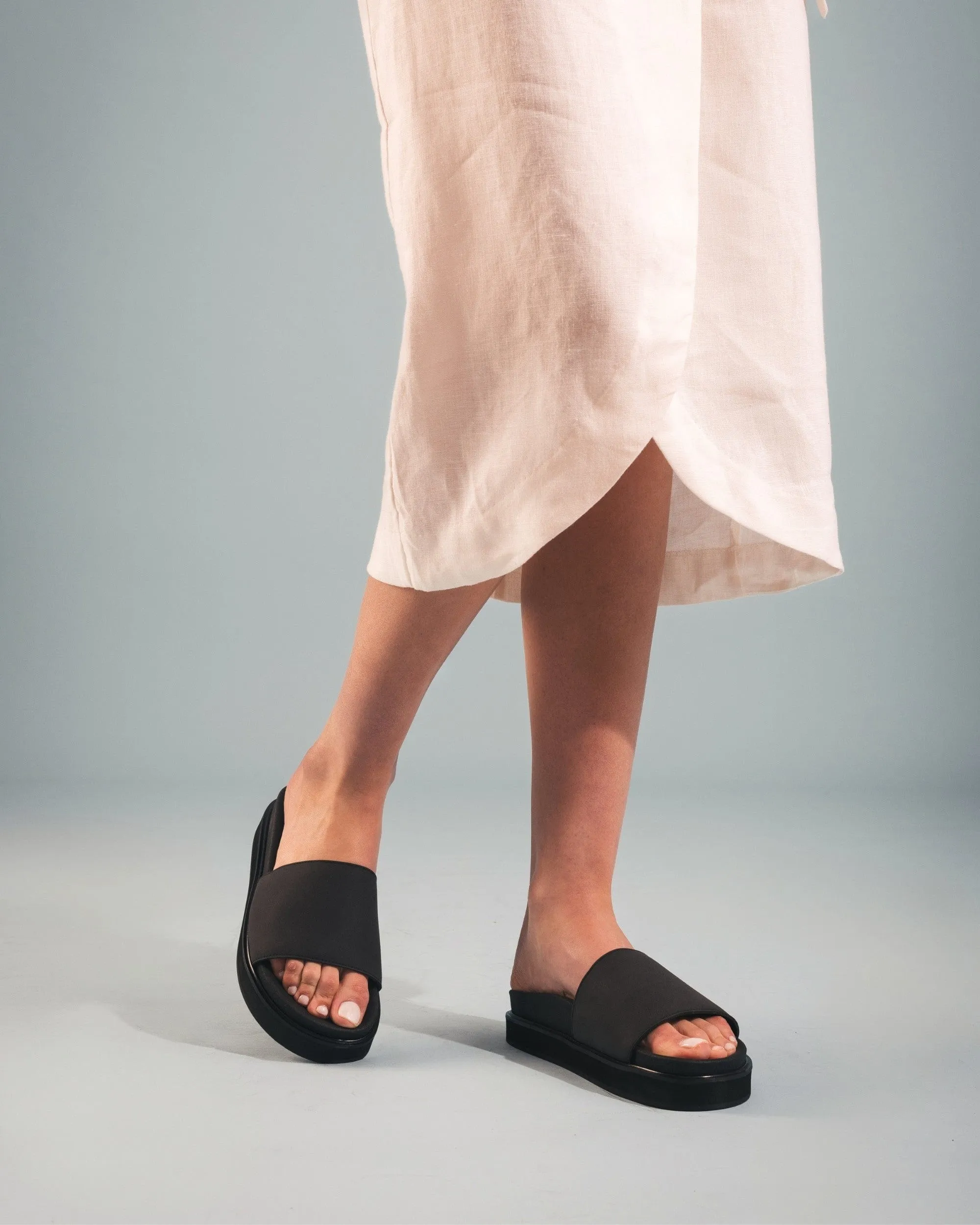 Okina Unisex Vegane Mikrofaser-Sandalen mit breitem Träger und Plateauabsatz | Schwarz