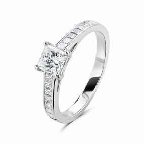 Platinum 4 claw set princess cut Diamond solitaire ring with princess cut Diamond shoulders texture-diamond  