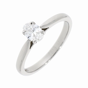 Platinum solitaire cushion cut diamond 4 claw ring texture-diamond  