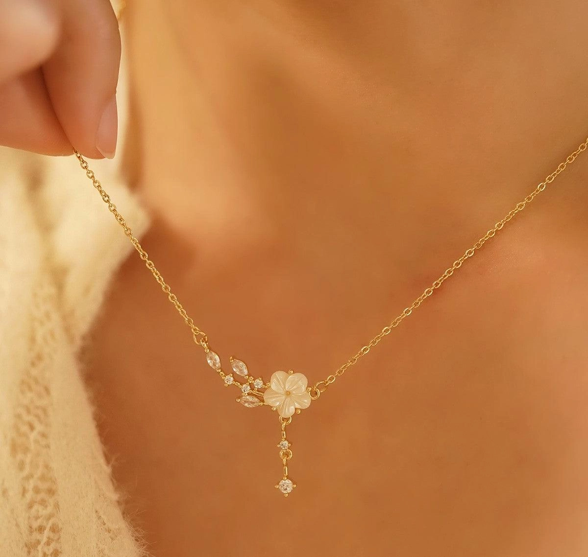 Plum Blossom Natural Mother Shell Exquisite Vintage Pearl Necklace