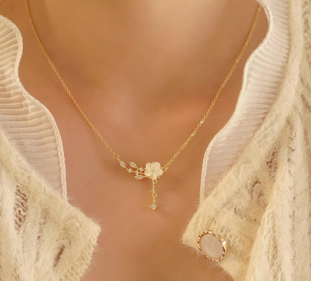 Plum Blossom Natural Mother Shell Exquisite Vintage Pearl Necklace