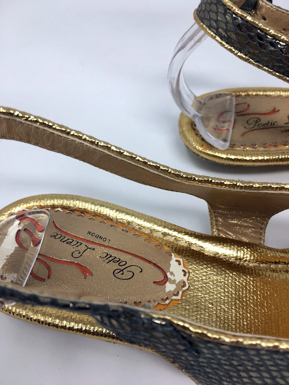 Poetic License Größe 9,5 Sandalen mit Gold & Rosa Schlangenmuster