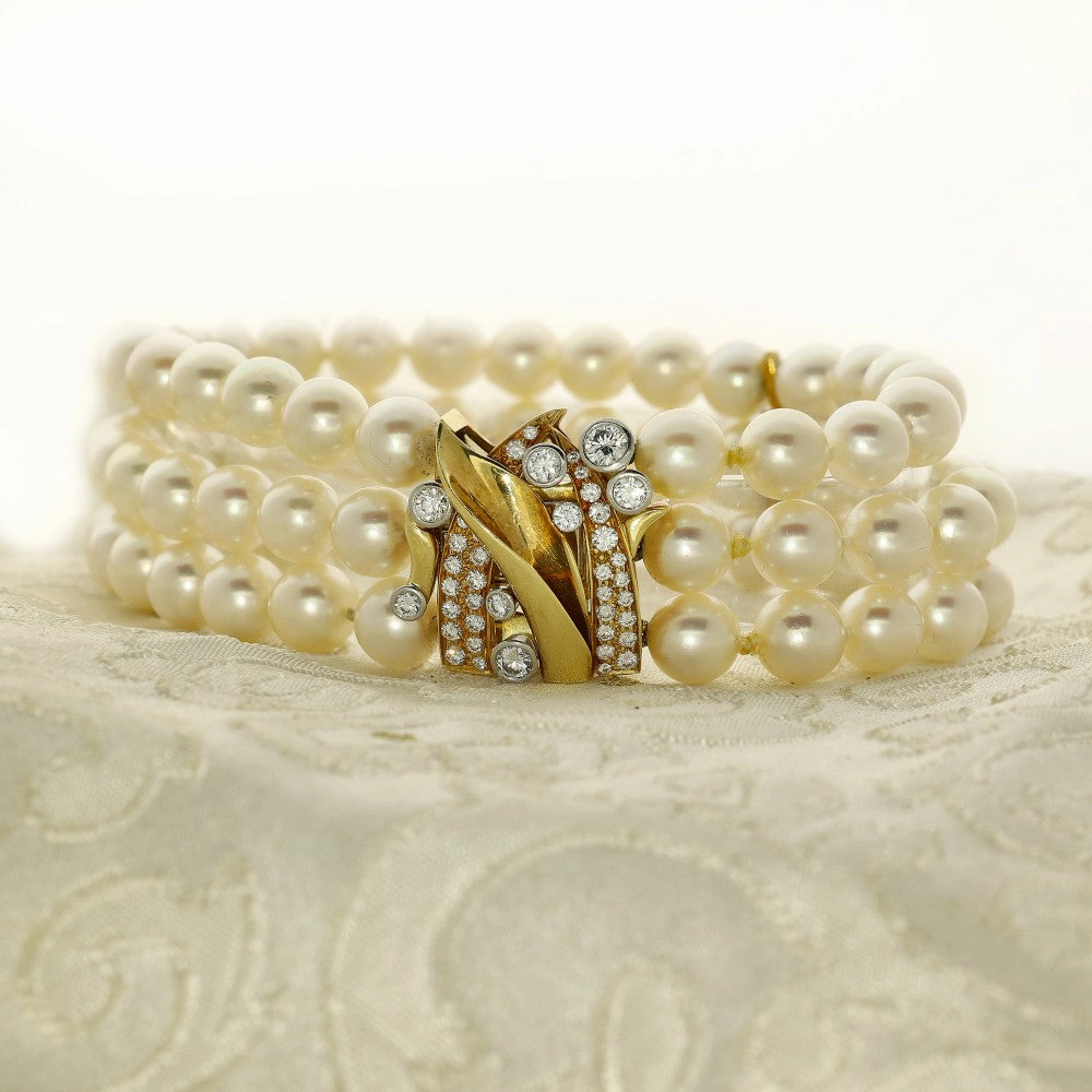 Pre-loved Pearl Bracelet with Raindance Diamond 18ct Yellow Clasp texture-pearl  
