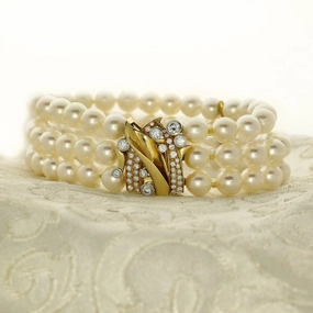 Pre-loved Pearl Bracelet with Raindance Diamond 18ct Yellow Clasp texture-pearl  