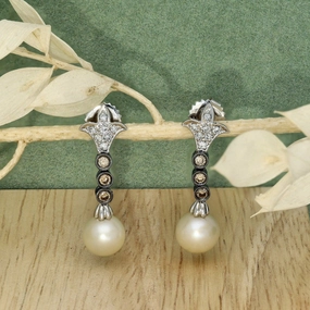 Pre-owned 18ct White Gold Pearl & Diamond Drop Earrings texture-pearl  
