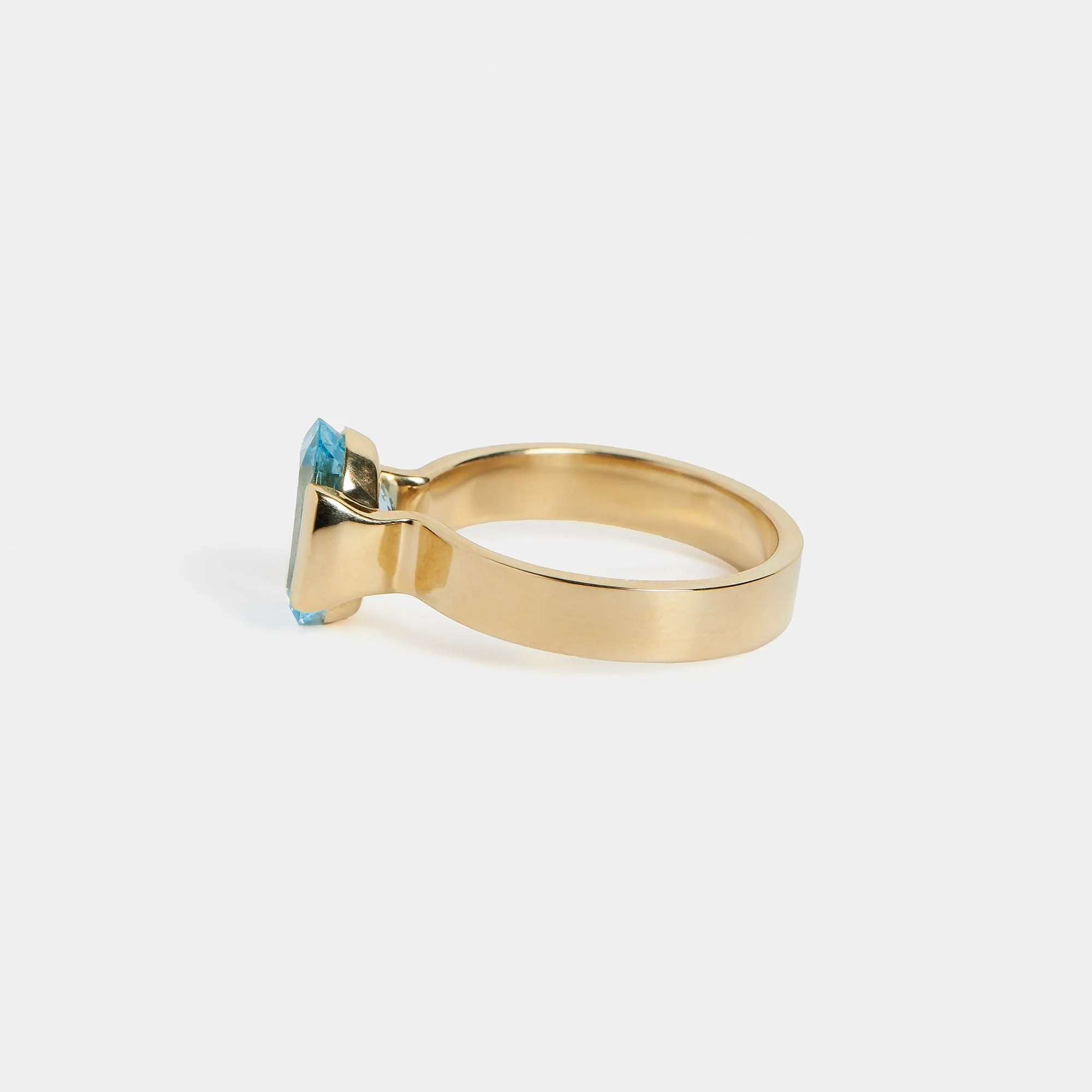 Silvi Ring with Aquamarine in Gold