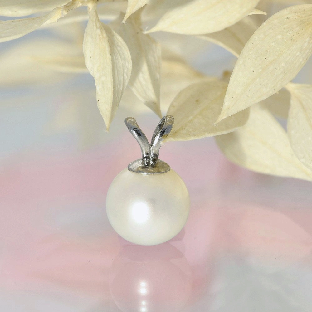 Single White Cultured Akoya Pearl 18ct White Gold Pendant texture-pearl  